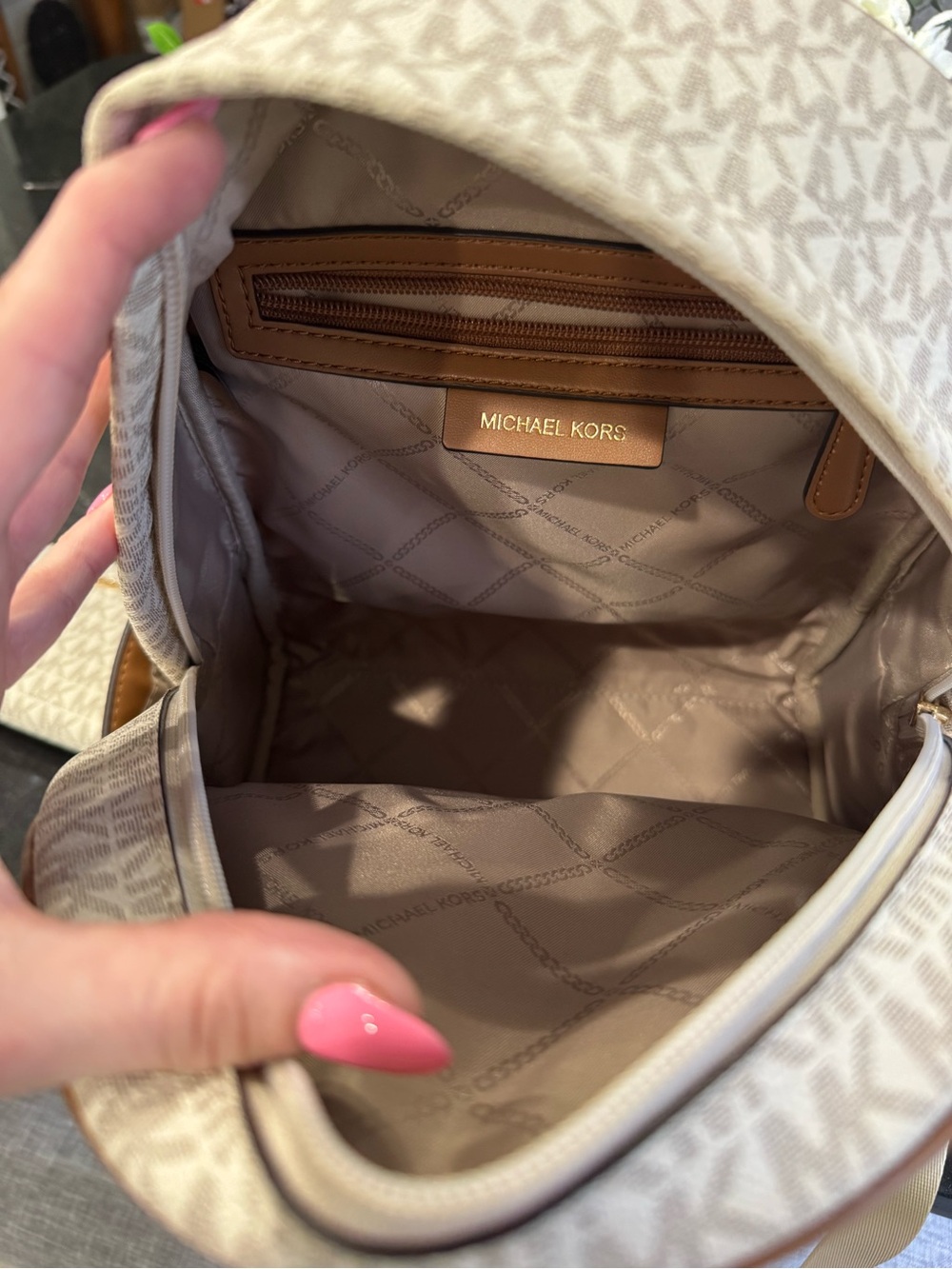 🤎MICHAEL KORS Bex Signature Backpack in Vanilla/Acorn - Picture 7 of 9